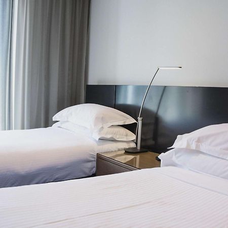 The Como Melbourne Ngoại thất bức ảnh A lamp on a bedside table