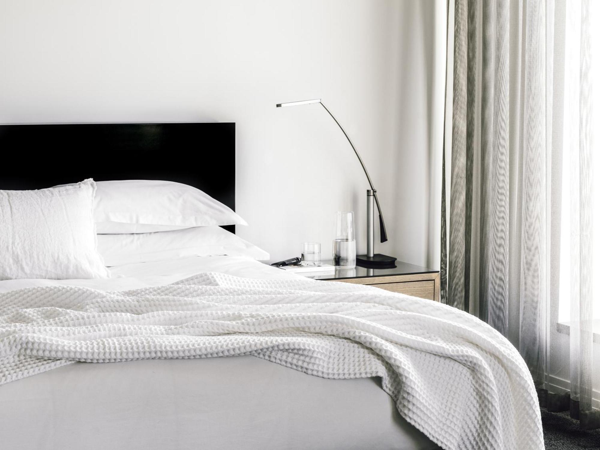 The Como Melbourne Ngoại thất bức ảnh A modern bedroom