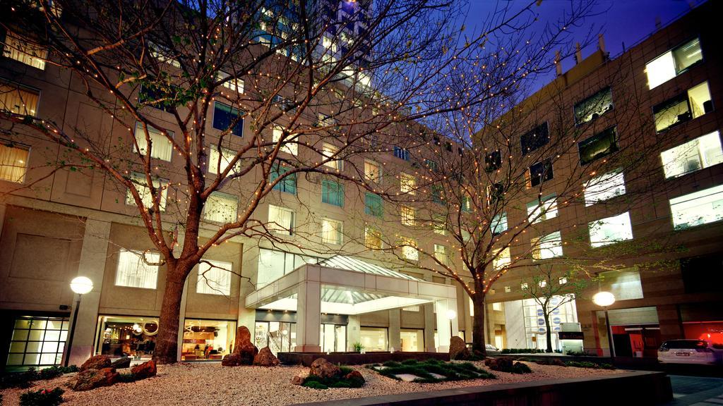 The Como Melbourne Ngoại thất bức ảnh The courtyard at the Mayo Clinic in Rochester, Minnesota